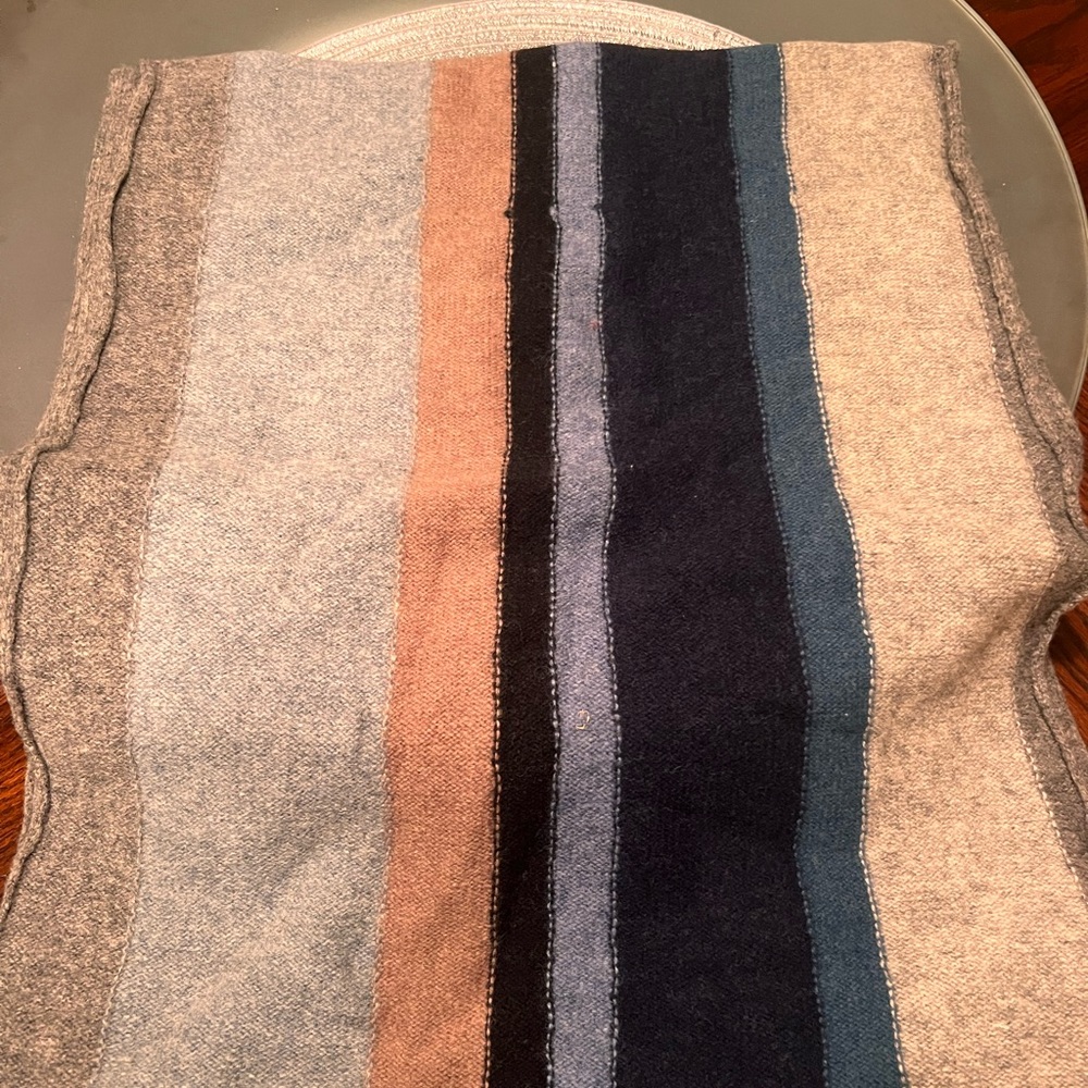 Men’s Express Striped Scarf Oversized
EUC No flaws
